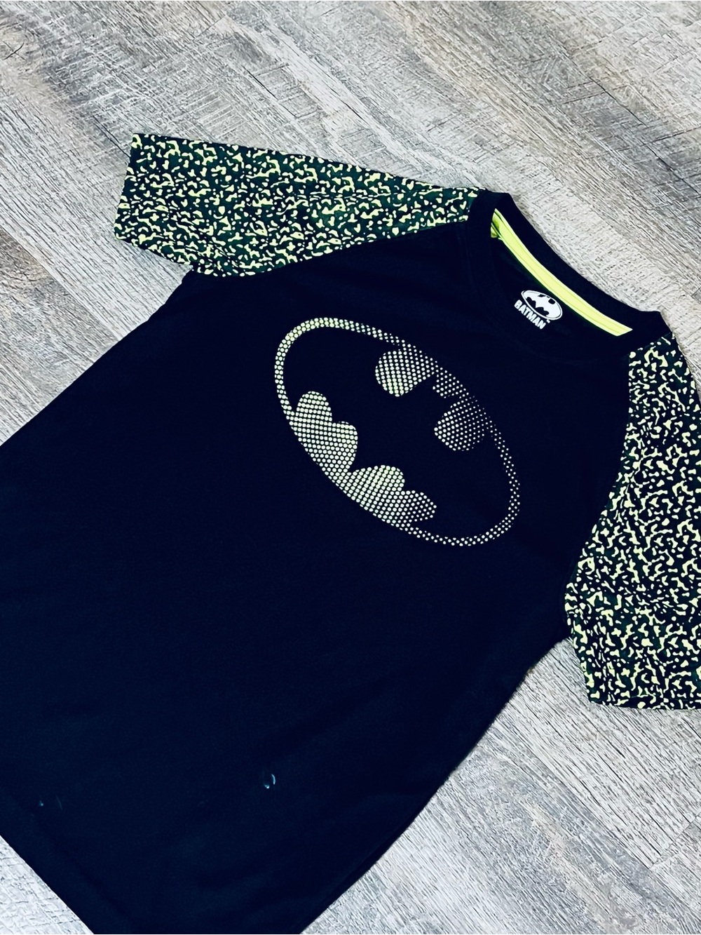 Batman Boys Athletic Tee Size 6/7 Small Black Neon Green Logo Shirt - Picture 2 of 8